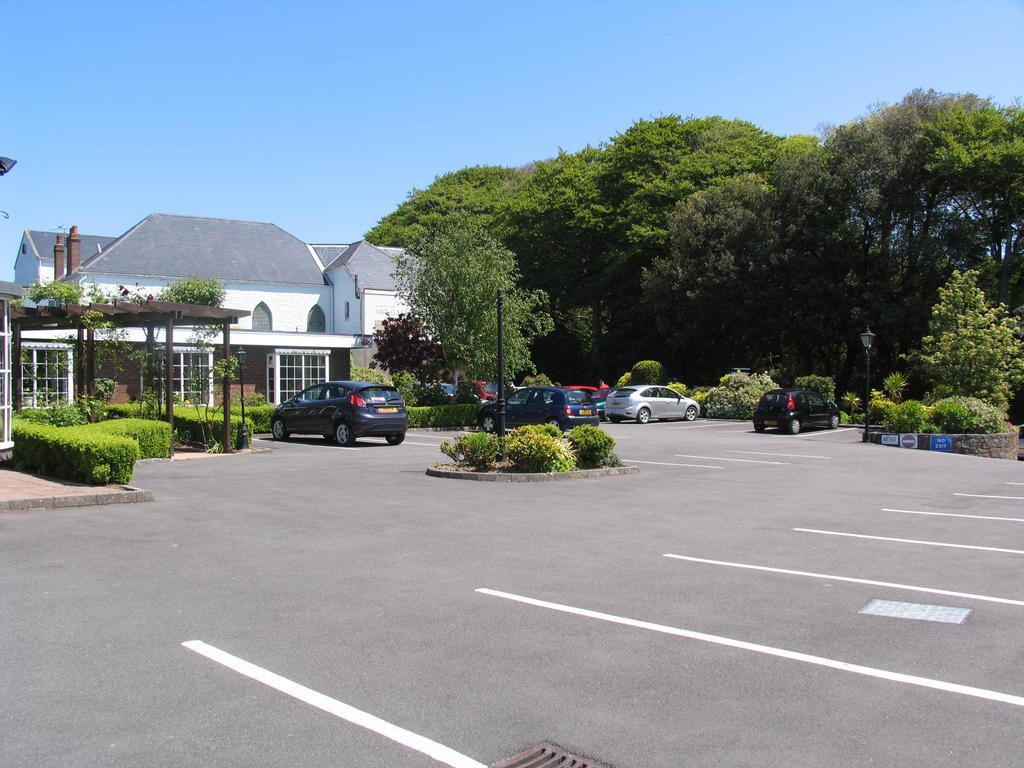 Oaklands Lodge Hotel Saint Saviour Экстерьер фото