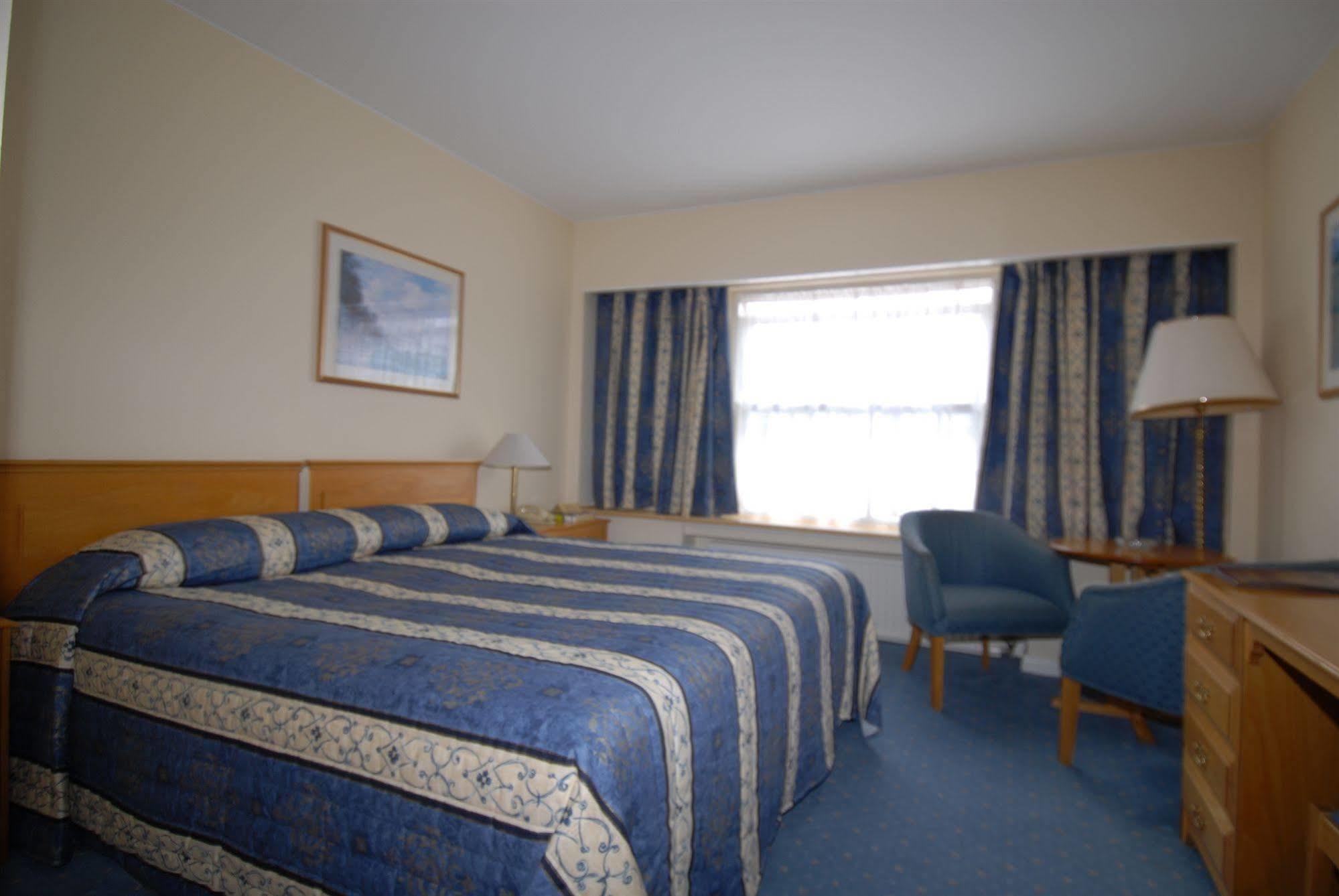 Oaklands Lodge Hotel Saint Saviour Экстерьер фото